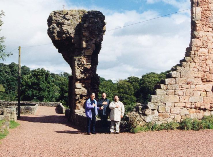 F.Bartoli, P.Corallini e R.Nozzolillo in visita ai ruderi del Castello di Rosslyn (2002)