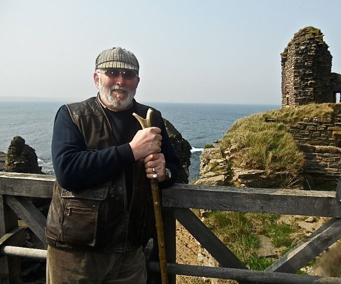Sir Ian Sinclair nei pressi del castello
