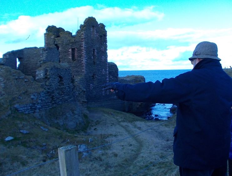 Sir Ian Sinclair nei pressi del castello