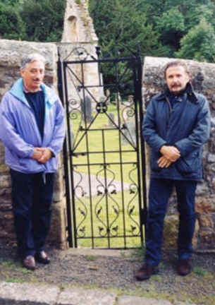 F.Bartoli e P.Corallini all'ingresso dell'Abbazia di Temple (2002)