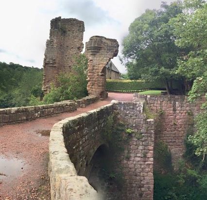 Ingresso con i ruderi del Castello di Rosslyn
